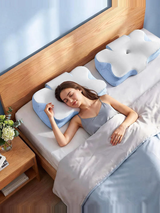 Femme dormant sur le côté sur l'oreiller ergonomique japonais