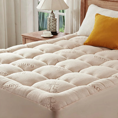 Surmatelas bambou beige sur lit en chambre