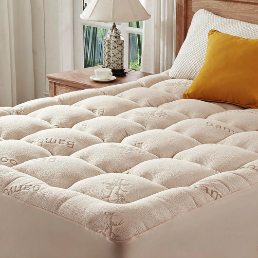 Surmatelas bambou beige sur lit en chambre