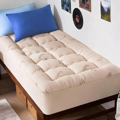 Surmatelas bambou beige sur lit en bois