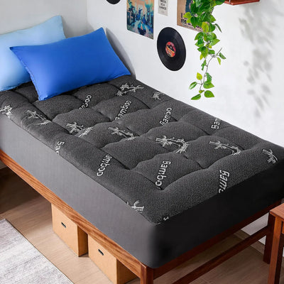 Surmatelas bambou noir sur lit en bois